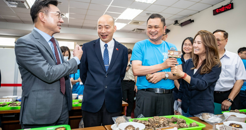 立法院長韓國瑜今（23）日出席「臺中市新社區優質香菇評鑑活動暨裝飾藝術花卉跨區行銷記者會」。（圖／立法院提供）