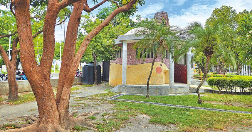 公廁成針孔與手機偷拍死角，屏東縣議員梁育慈指出，縣府對公廁反針孔偵測執行率僅15％，對公廁周邊監視器亦有35％未設置。圖為屏東公園內的公共廁所。（圖／中國時報羅琦文攝）