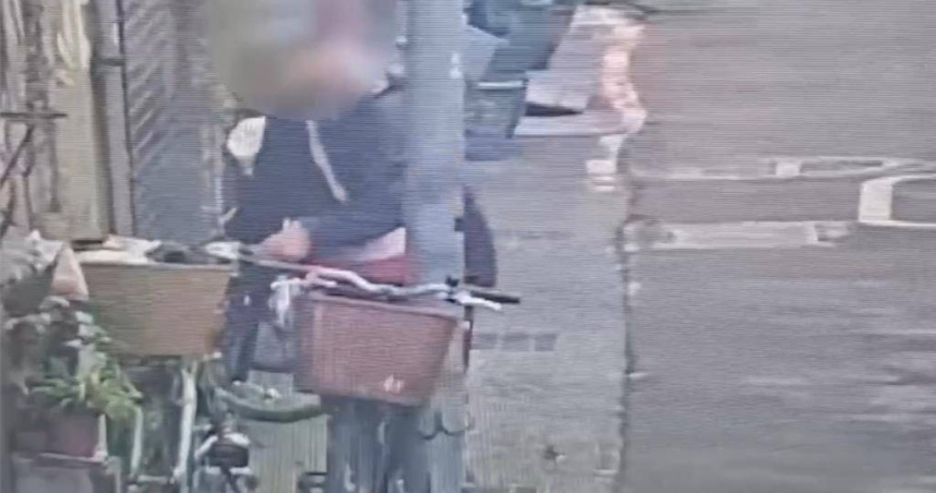 通緝男騎贓車上街頭警一眼識破當場逮人。（ 圖／翻攝畫面）