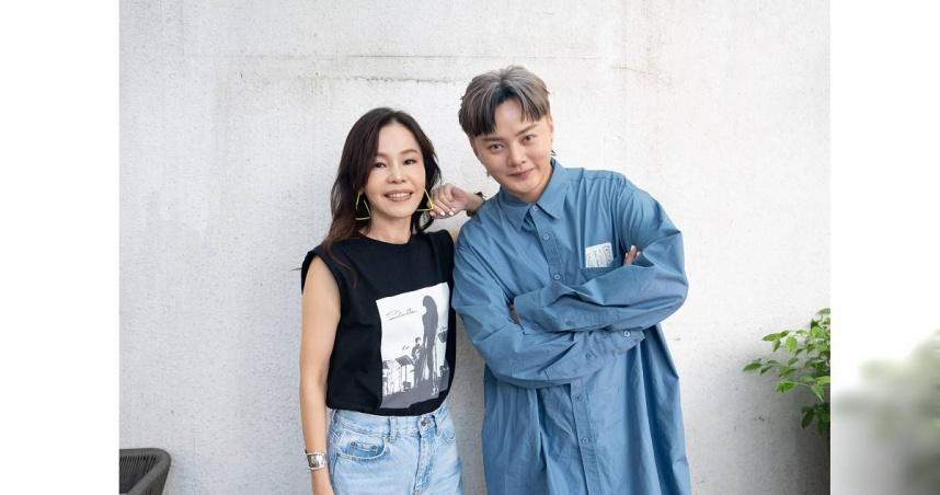 彭佳慧在MV中化身司機載許富凱。（圖／索尼音樂提供）