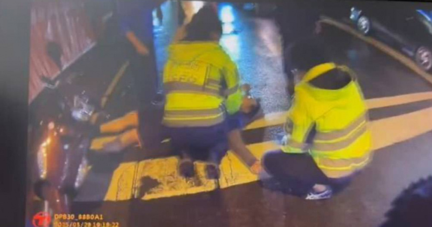台中男突倒底無呼吸心跳，警護合作成功將其救回。（圖／翻攝畫面）