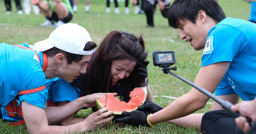 凱蒂（中）啃咬西瓜卻不慎咬傷徐新洋（右）手指。（圖／東森綜合台提供）
