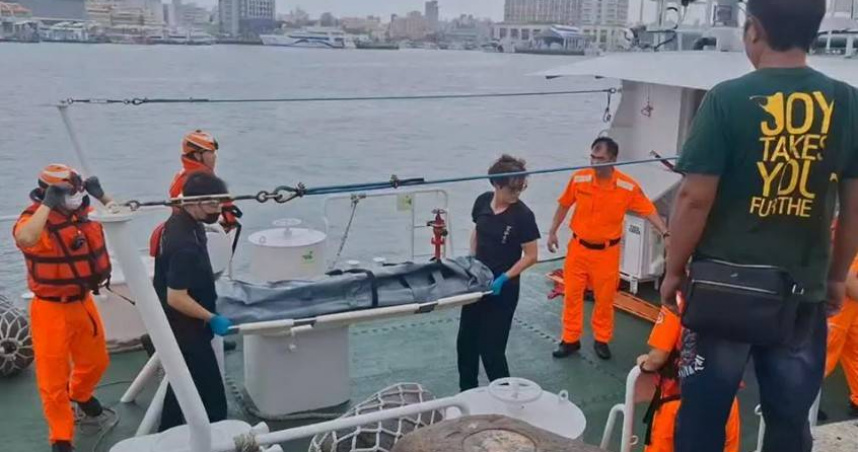「龍富盛」號漁船在花嶼港口外觸礁，船長則被發現漂浮在海上，救起時已明顯死亡。（圖／翻攝畫面）