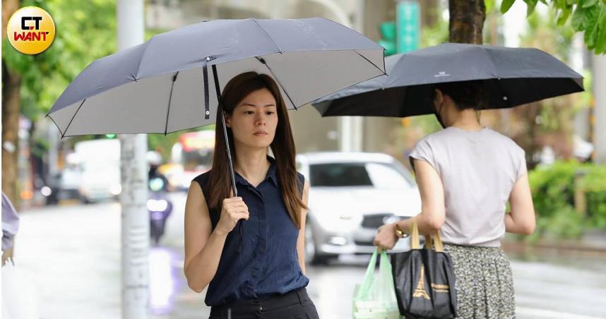今天因梅雨鋒面影響，有局部陣雨或雷雨。（圖／方萬民攝）