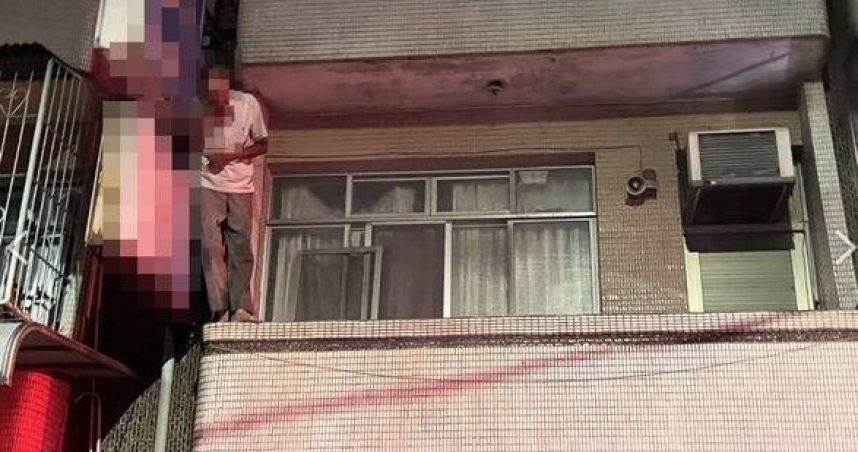 台南連棟住宅陷火海，男屋主驚險爬陽台逃生。（ 圖／翻攝畫面）