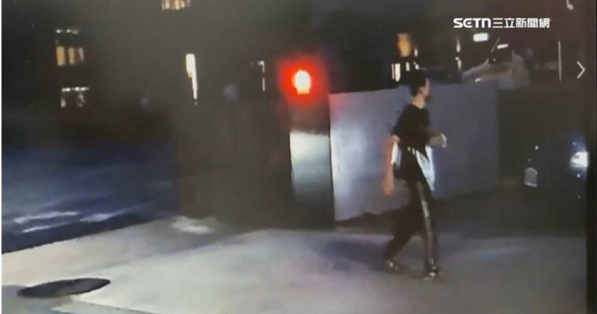 名嘴李正皓遭噴辣椒水，警方逮到21歲犯嫌依傷害罪送辦。（圖/翻攝自三立新聞網）