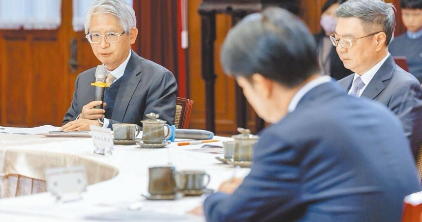 司法院代理院長謝銘洋（左）是否有權指派該院廳處長存有爭議。圖為謝銘洋在總統賴清德召開五院國政會商發言。（圖／總統府提供）