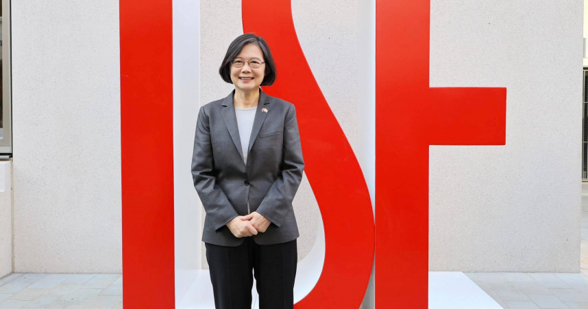 外交部今日回應，蔡英文5月17日重返母校LSE演講屬LSE校方主辦的正式演講活動，受邀聽眾限定於校方精選的LSE學生、教職員及校友，並由校長卡拉姆出面致邀。（圖／取自蔡英文臉書）