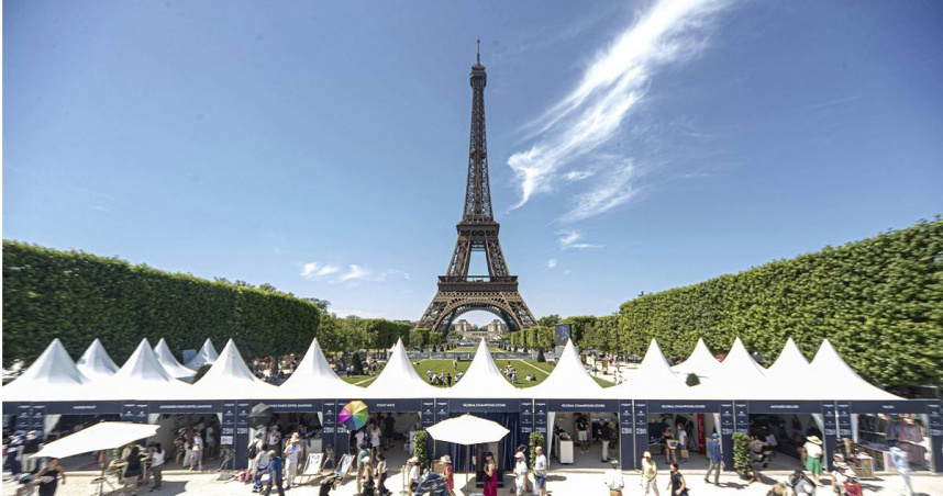 巴黎陷酷熱危機，鐵塔因熱膨脹恐位移。（圖／達志／美聯社）