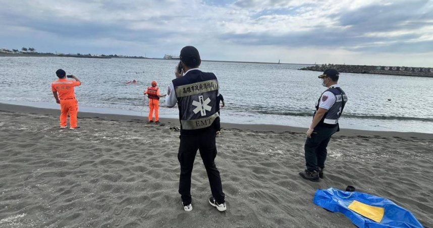 目擊者向警方表示，看見蔡男下水游泳後，在海中突然有3隻狗襲擊他，他不斷掙扎驅趕也沒用，最後因為受傷無力反抗溺水。（圖／民眾提供）
