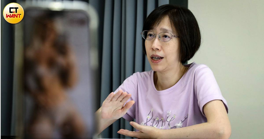 台灣展翅協會秘書長陳逸玲受訪時呼籲，針對兒少自拍性影像，最重要的是培養他們數位素養，擁有判斷是非能力。（圖／方萬民攝）