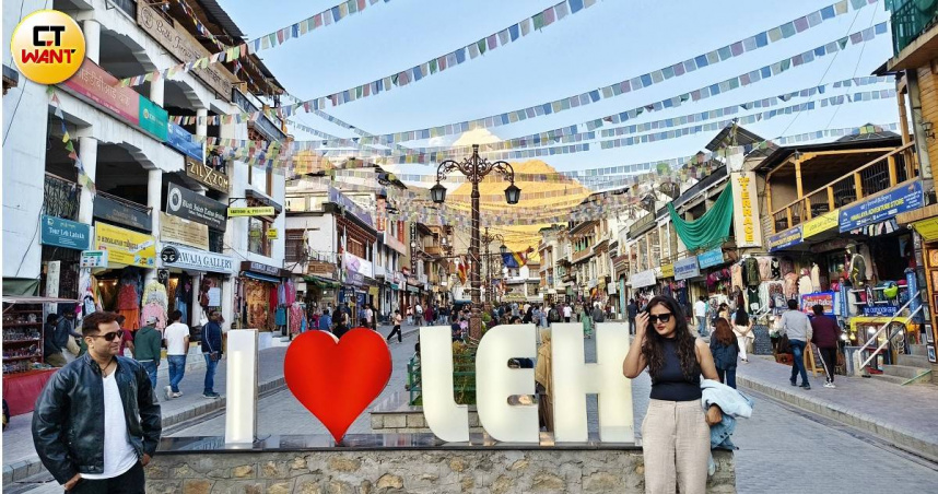 在列城主要街道入口也設置了在世界各地景點時常會放置的地標打卡點，成為旅人來到拉達克必拍場景。（圖／魏妤靜攝）