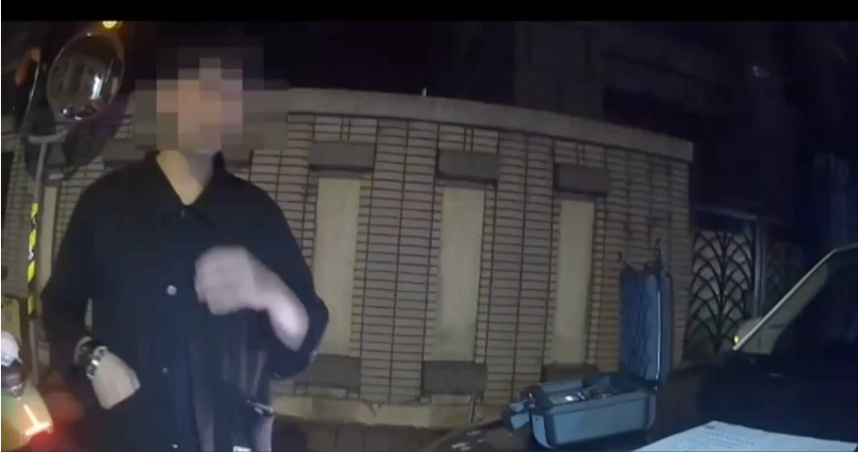 何姓男子騎乘共享機車行駛時左右搖晃，巡邏警員發現異常立即追上攔查，現場進行酒測確認違規。（圖／翻攝畫面）