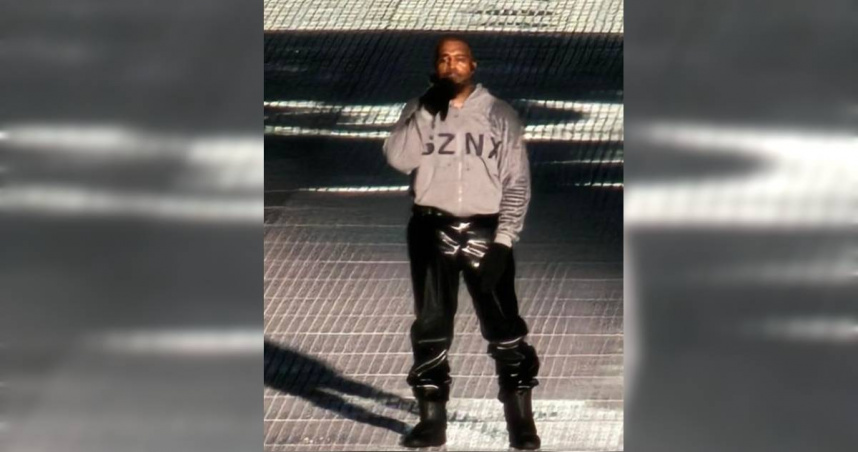 美國饒舌天王「肯爺」肯伊威斯特（Kanye West，現改為Ye）近日到大陸上海表演，卻因遲到早退又播納粹歌，讓觀眾氣得喊退票。（圖／翻攝自微博）