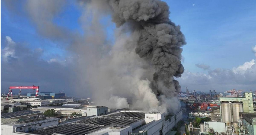 全台首座超級電池工廠三元能源科技今（14）日清晨火警，造成15人送醫。（圖／高市消防局提供）