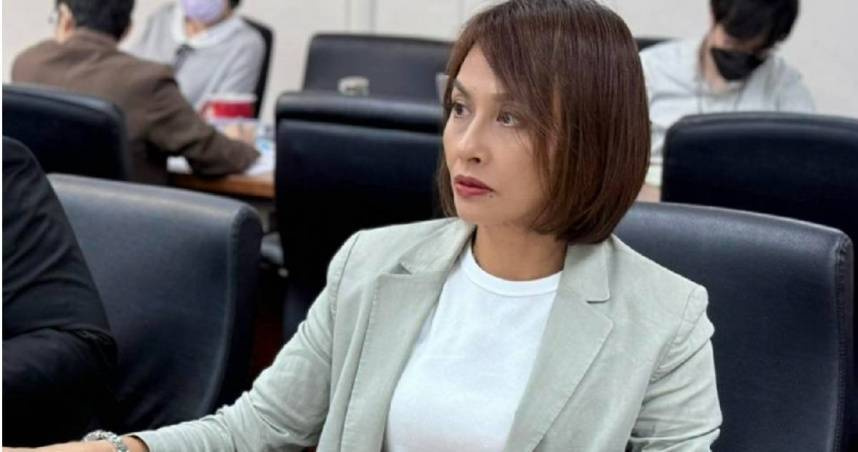 民進黨立委邱議瑩18日表示，自己因操作失誤，導致二讀表決時按下「同意」按鈕，深感抱歉。（圖／翻攝自邱議瑩臉書）