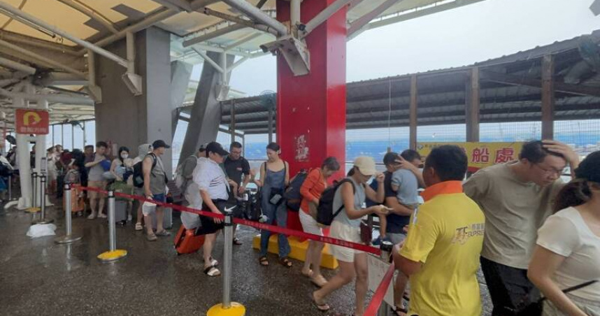 颱風逼船班停駛小琉球免稅店爆滿如跨年人潮。（圖／翻攝畫面）