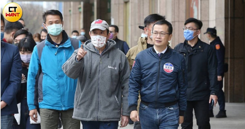 前總統馬英九（前排左）呼籲26日具投票資格的民眾該出門投「不同意罷免」，右為其中一名面臨罷免壓力的國民黨立委羅智強。（圖／趙世勳攝）