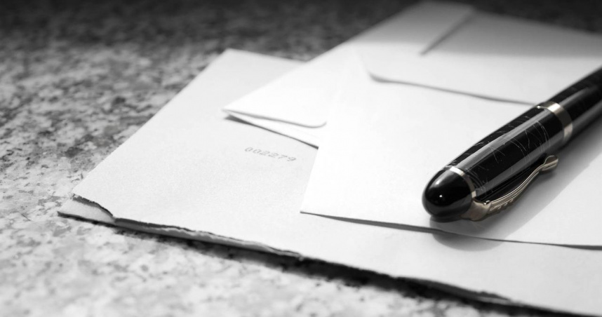 一名男子直到24歲才得知自己17歲時曾獲多所名校錄取與獎學金，因父母擔心他離家太遠私下封存所有信件，錯失重要人生機會。（示意圖／Pixabay）