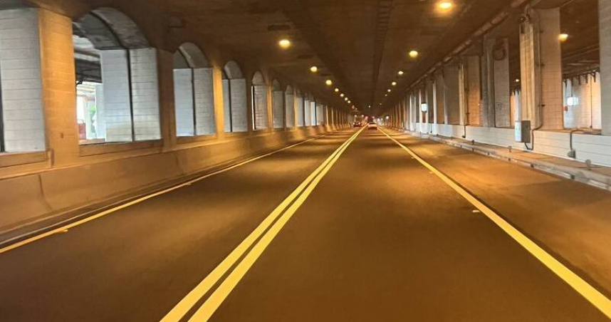 西濱台61線快速公路新竹縣鳳鼻尾隧道內規定，禁止變換車道。（圖／新竹工務段提供）