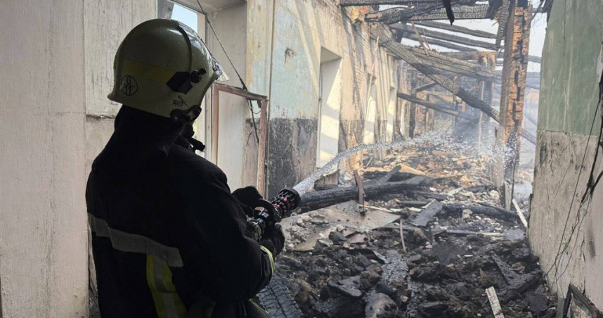 俄羅斯空襲烏克蘭克羅皮夫尼茨基後，消防員緊急撲滅火災。（圖／達志／美聯社）