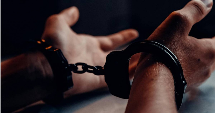 一名逃亡7年多的詐欺犯終於在台中西屯區落網，而他之所以暴露的理由，竟然是為了趕著去和朋友唱歌喝酒，於是違規跑過正值紅燈的斑馬線，引起了執勤中的員警方。（示意圖／翻攝pexels）