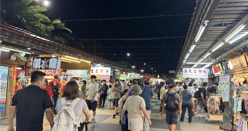 暑假將邁入尾聲，花蓮暑期住房率卻不如以往，平日2成5，假日4成5，較往年減少4成許，業者無奈感嘆，縣內觀光已呈現「旺季不旺」的冷清狀態；圖為花蓮觀光知名景點東大門夜市。（圖／報系資料料照）