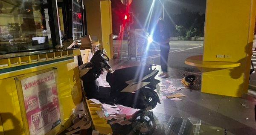 女大生深夜騎車猛撞彩券行，男友目擊急報案搶救。（圖 ／翻攝畫面）