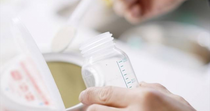 媽媽餵指稱嬰兒配方奶粉含糖量過高，引發爭議。（示意圖／Photo AC）