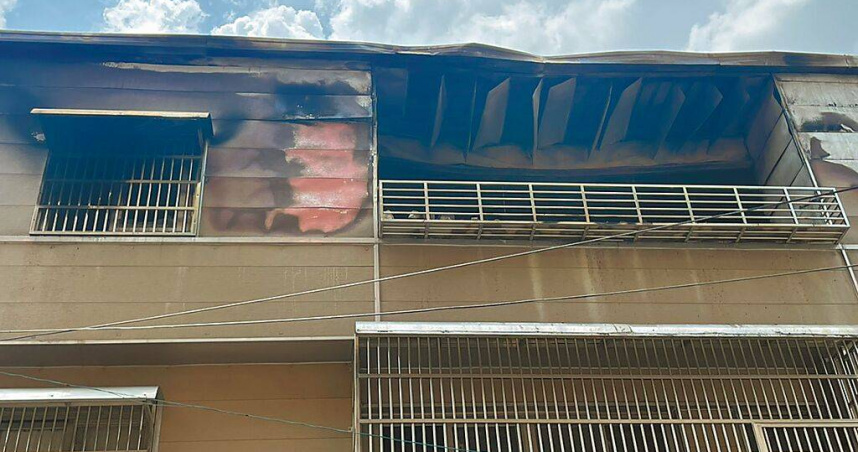 桃園市中壢區3層樓透天民宅8月31日清晨惡火，釀成5死重大意外，民宅出入口樓梯遭火勢阻斷及鐵窗阻礙逃生成致命關鍵。（圖／中國時報呂筱蟬攝）