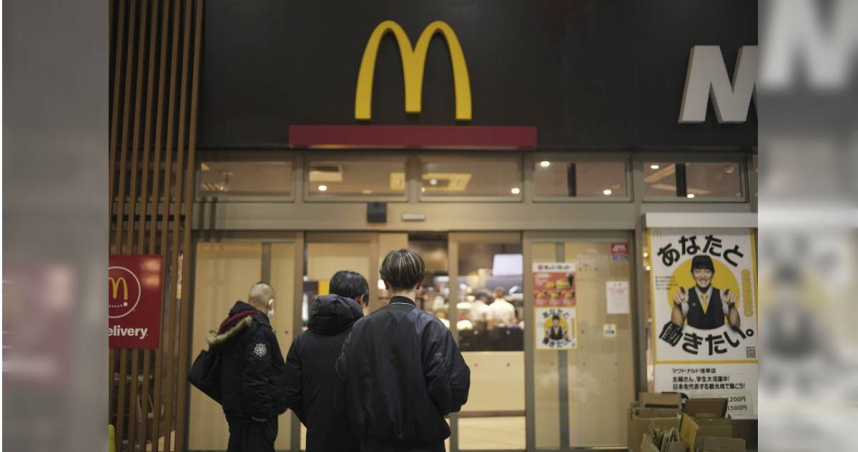 日本麥當勞表示，為了因應快樂兒童餐玩具轉賣亂象及食物浪費等問題，將於日後加強相關配套措施。（圖為日本麥當勞／達志／美聯社）