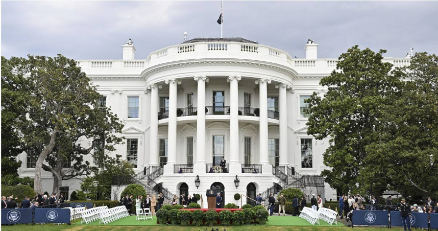 美國總統普宣布白宮新宴會廳將擴建至可容納900人。（圖／達志／美聯社）