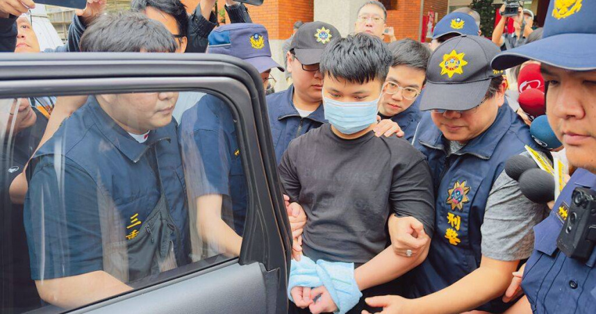 犯下三重祖孫三代滅門命案的張泓毅（中）去年5月13日被警方依殺人罪嫌移送地檢署。（圖／報系資料照）