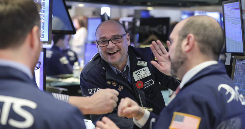 延續聯準會宣布降息後的漲勢，美股股市19日多數收漲。（圖／新華社）