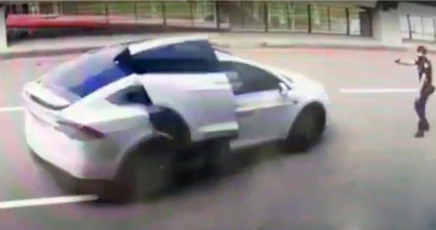 航警在桃園機場第一航廈外執勤時，當場開槍制止違規白牌車司機。（圖／航警局提供）