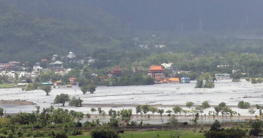 花蓮萬榮鄉馬太鞍溪堰塞湖23日溢流，滾滾泥水淹進光復市區，洪水退去後部分低窪地區依舊泡在水中。（圖／中國時報范揚光攝）