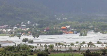 花蓮萬榮鄉馬太鞍溪堰塞湖23日溢流，滾滾泥水淹進光復市區，洪水退去後部分低窪地區依舊泡在水中。（圖／中國時報范揚光攝）