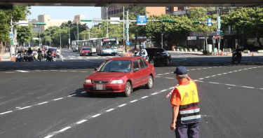 北市府13日拆除圓環並填平公車專用地下道，改為正交路口。在工程日夜趕工下，29日提前通車，由於適逢連假，車流量較小，交通狀況大致順暢。（圖／報系資料照）