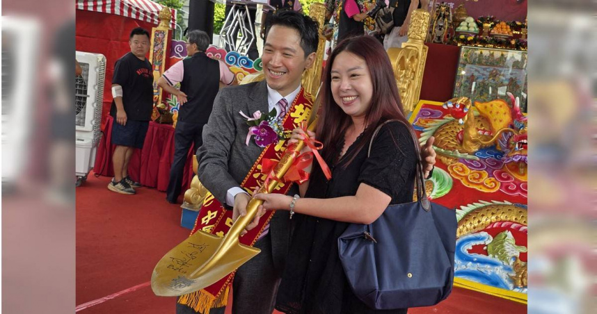 總統府副秘書長何志偉贈送民眾動土使用過的金鏟子祝福好孕。（圖／中壢仁海宮提供）