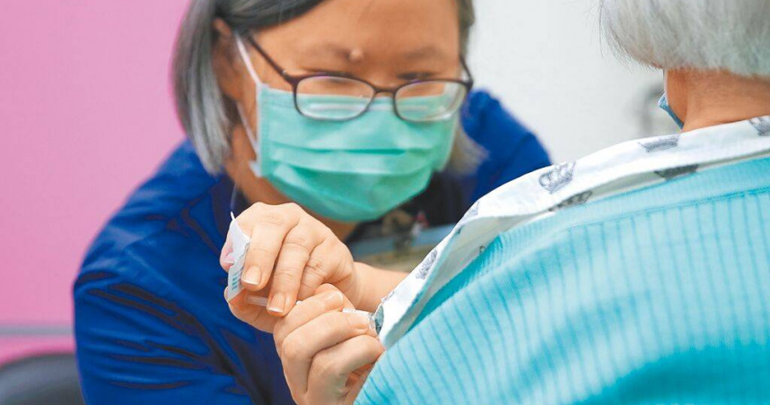 公費流感及新冠LP.8.1疫苗1日起開打，第一階段開放滿65歲以上長者等11類對象接種，新冠疫苗則提供風險族群等9類對象接種，台大醫院一早就有不少長者及符合資格的民眾前來施打疫苗。（圖／中時記者黃世麒攝）