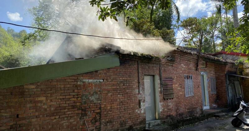 基隆七堵泰安路磚造平房發生火警，消防人員於臥室發現一名男性死者。（圖／翻攝畫面）