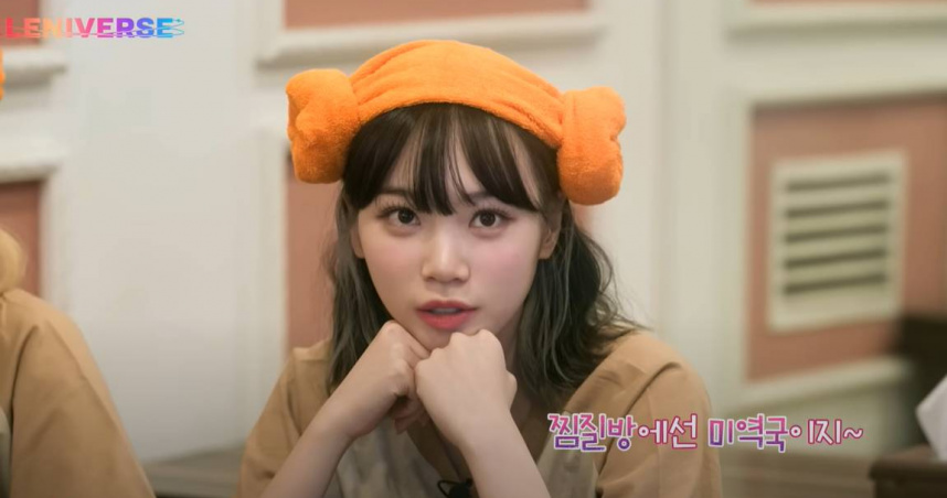 在汗蒸幕頭戴綿羊帽毛巾的示意畫面。（示意圖／翻攝自YouTube／LE SSERAFIM）