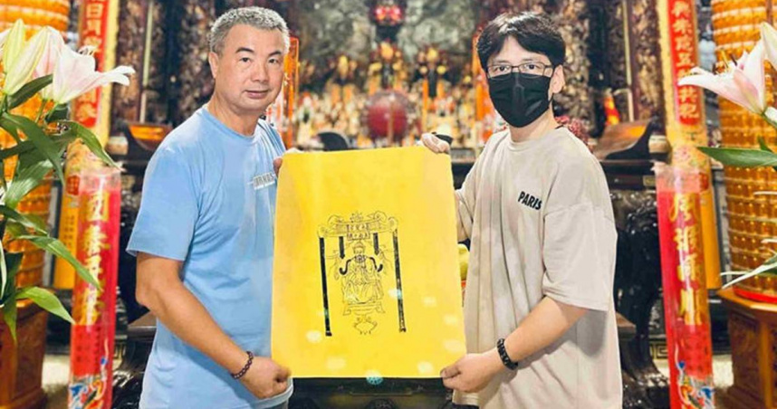 嘉義縣東石永靈宮找回了流落在外近百年的大符完成合璧，在地地政士蔡岳臻（右）則完成拓印工作，捕捉歷史感動。（圖／翻攝自永靈宮官網）
