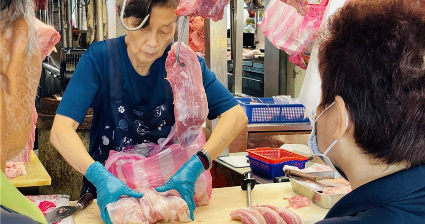 婆婆媽媽搶買豬肉備貨，豪擲上千元不手軟。（圖／蕭嘉蕙攝）