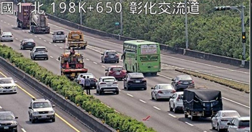 今日國1南向198.9公里處發生2輛小貨車追撞事故，造成後方車流回堵1公里。（圖／高公局提供）