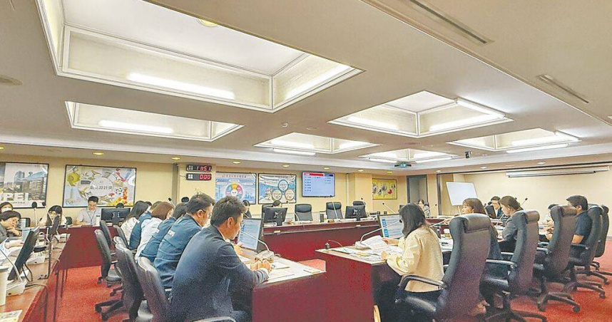 台北市議會國、民兩黨提案要求市府「還稅於民」，北市財政局28日報告指出，考量財政狀況沒理由樂觀，現階段沒有普發現金條件。（圖／中國時報張珈瑄攝）