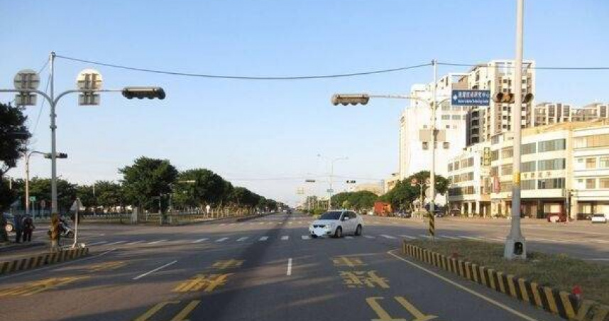 加拿大女遊客台中遭撞飛大腿骨折。（圖 ／翻攝畫面）