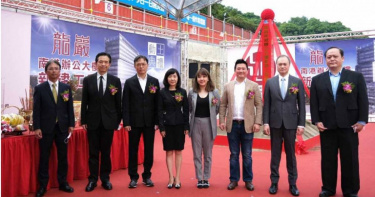 龍巖集團目前由李凱莉（左5）掌舵，目前龍巖與黃家的判決書上代理人都由她掛名。（圖／龍巖提供）