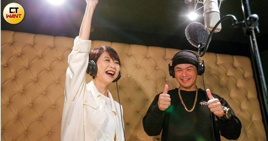 民進黨立委陳亭妃留守台南坐鎮防颱，由辦公室主任代為領表登記，宣布參與台南市長初選。（圖／黃耀徵攝）