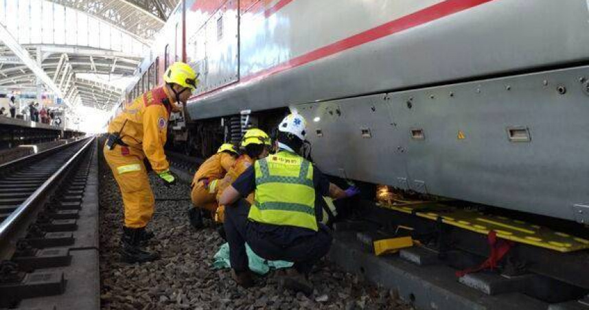 台中火車站15日75歲婦人不明原因自第一月台跌落軌道遭輾，警消將她從車底救出送醫。（圖／翻攝畫面）